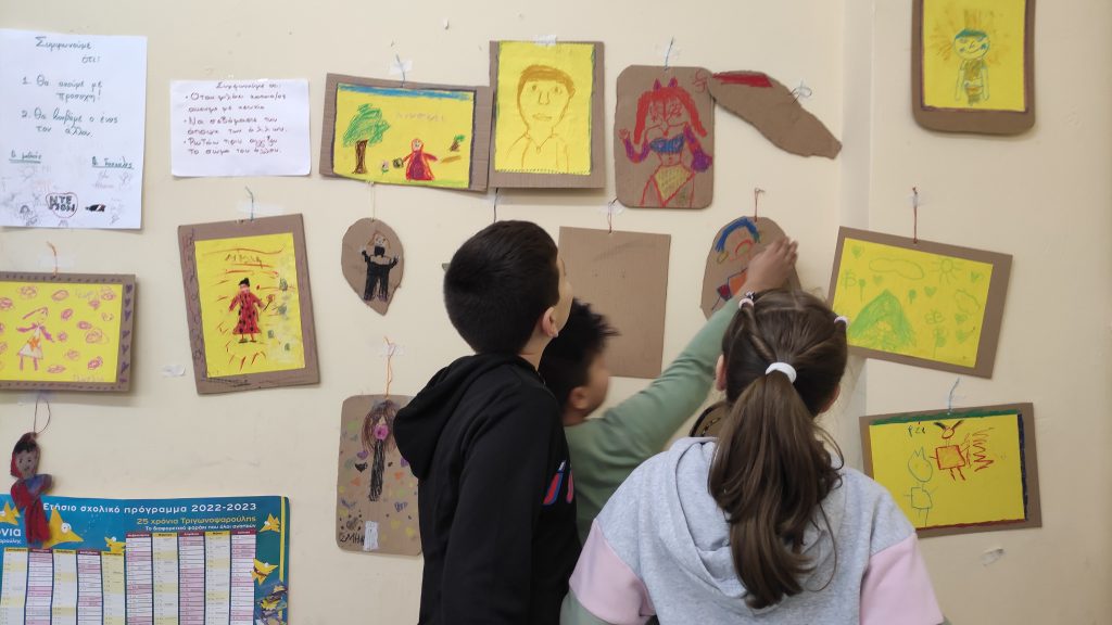 Φωτογραφία παιδιών που γράφουν που ετοιμάζουν την έθεση για το μουσείου του προγράμματος Παραμύθι Αλλιώς.